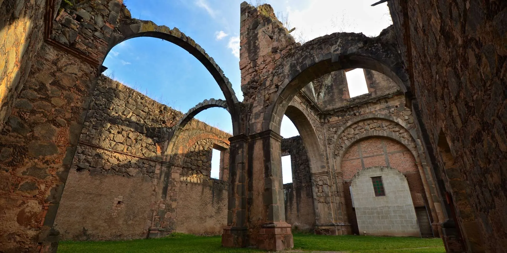 Mascota Jalisco Pueblo magico Templo Inconcluso de la Preciosa Sangre